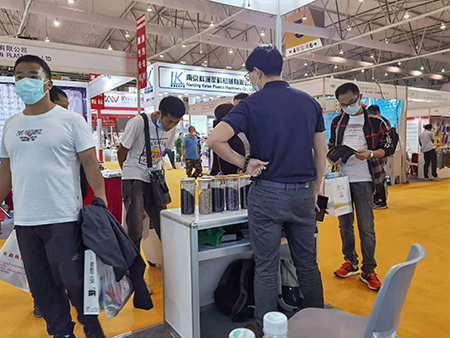 成都橡塑及包装展览会进行时 人潮汹涌怎能没有你